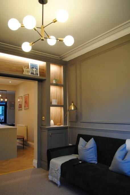 Cosy Renovated House In Holiday home Warrington